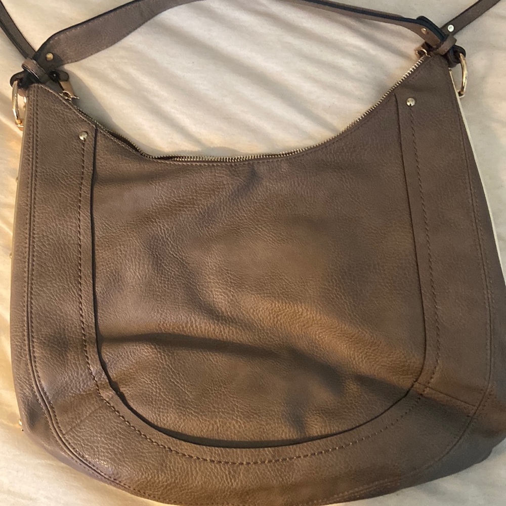 Medium shoulder handbag.